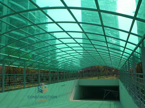 Greenhouse conservatory roof with green X-type polycarbonate sheets providing light diffusion and insulation