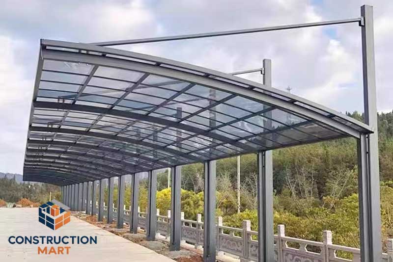 Outdoor transparent polycarbonate canopy carport in single-row design, ideal for park or driveway installation